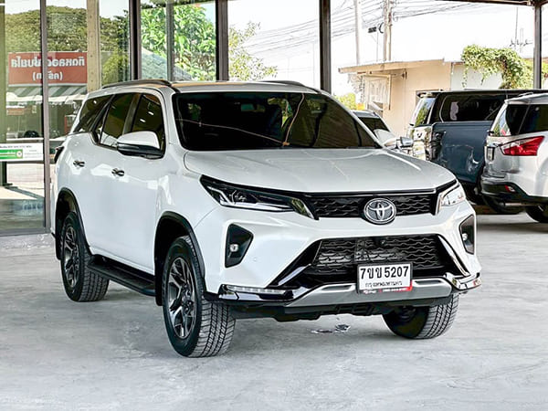 LUXURY FORTUNER (4 passengers)